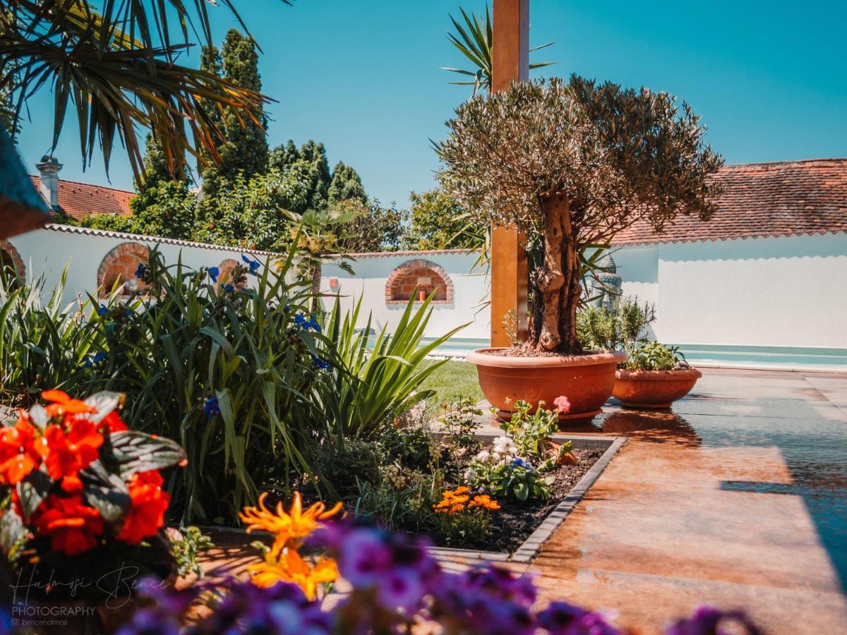 Moai Home Apartman Sarvar Exterior photo